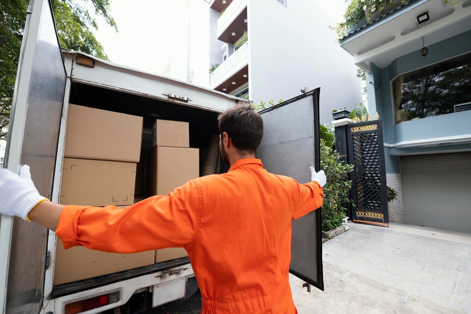 How Sydney Interstate Couriers Move Large Items Securely